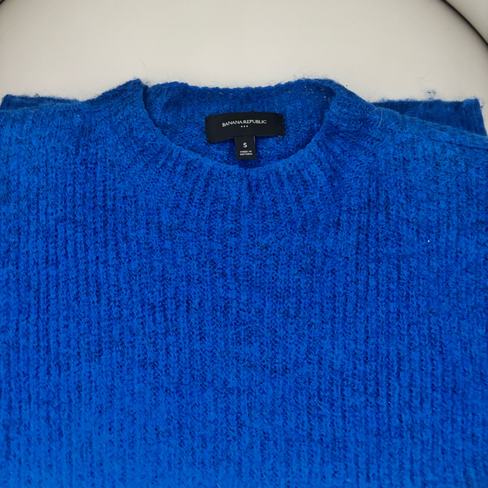 Banana Republic women’s
Vibrant Blue Crewneck Sweater